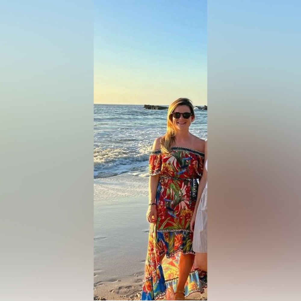 Beautiful vacation dress, size M, only worn twice. Normally size XS/S, so flowy